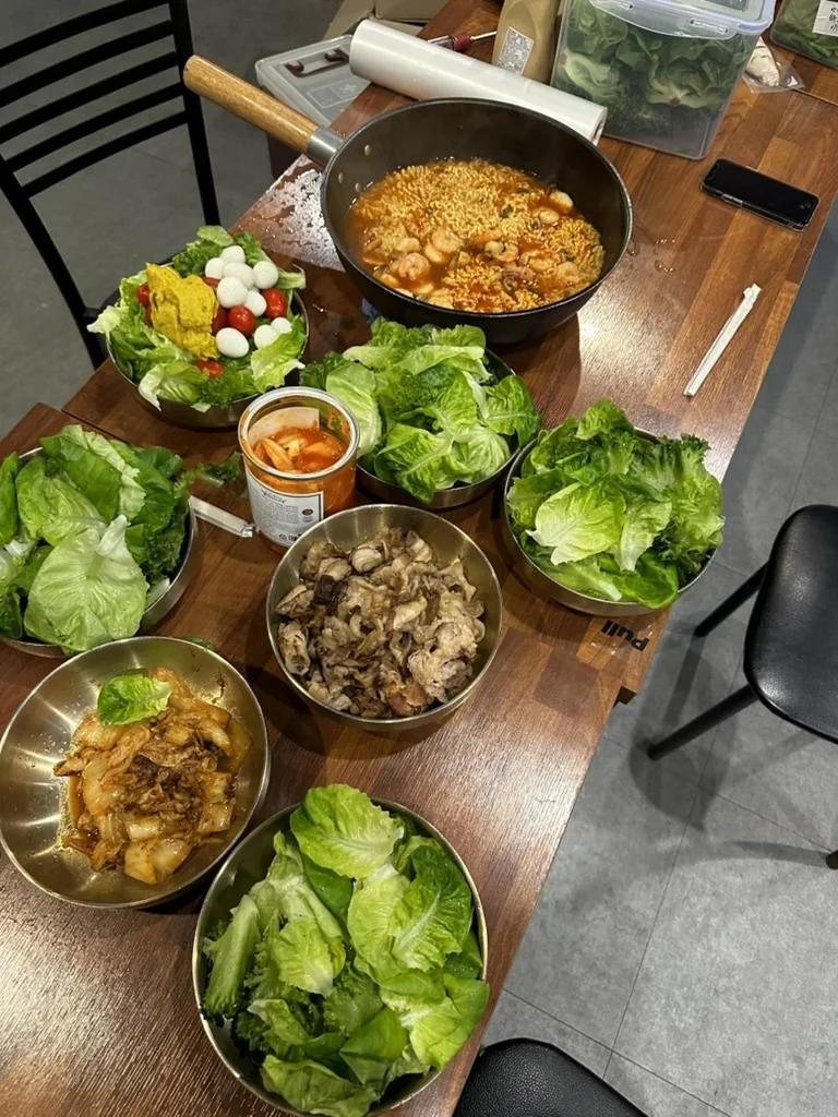 여러 그릇에 상추를 담아 차린 밥상